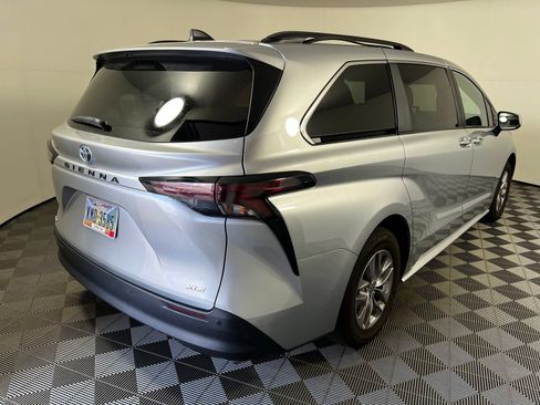 Used 2025 Toyota Sienna XLE FWD image 5