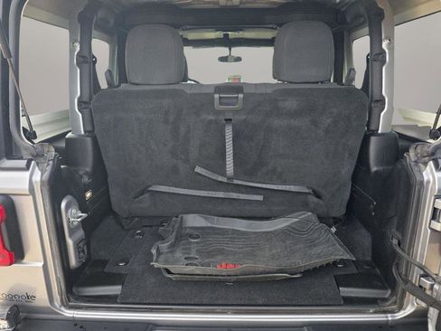 Used 2018 Jeep Wrangler Rubicon w/ Steel Bumper Group image 19