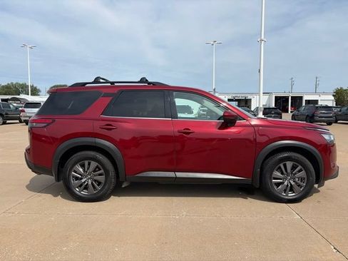 Used 2022 Nissan Pathfinder SV w/ SV Premium Package AWD/4WD image 2
