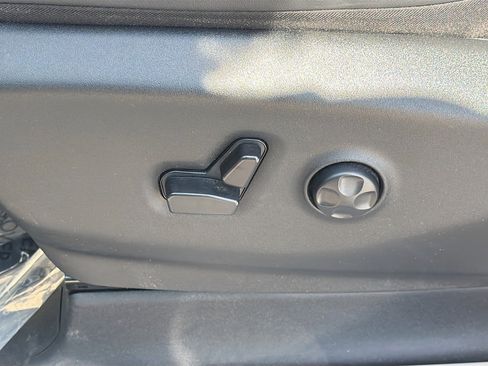 Used 2024 Chrysler Pacifica Touring-L image 23