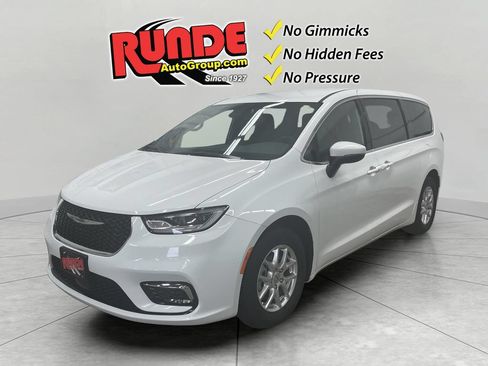 Used 2023 Chrysler Pacifica Touring FWD image 1