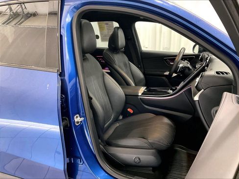 Used 2025 Mercedes-Benz GLC 300 4MATIC image 11