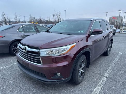 Used 2016 Toyota Highlander XLE image 2
