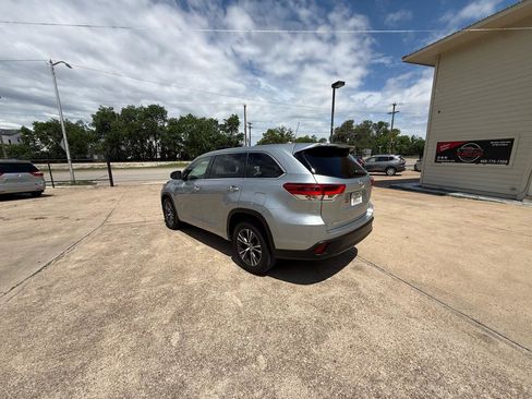 Used 2018 Toyota Highlander LE FWD image 5