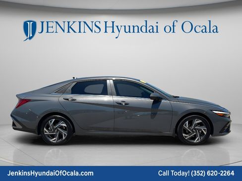 Certified 2025 Hyundai Elantra Limited FWD image 2