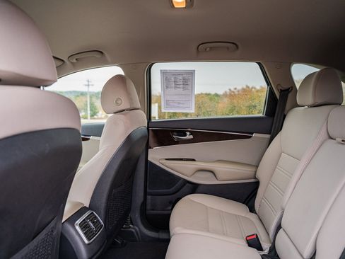 Used 2018 Kia Sorento LX image 16