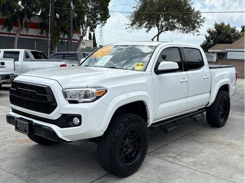 Used 2017 Toyota Tacoma SR5 w/ Tow Package RWD image 3