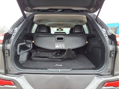 Used 2018 Jeep Cherokee Overland AWD/4WD image 8