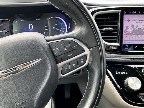 Used 2022 Chrysler Pacifica Touring-L w/ Uconnect Theater Family Group image 19