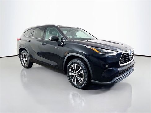 Used 2021 Toyota Highlander XLE image 25