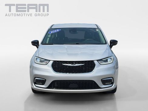 Used 2024 Chrysler Pacifica Touring-L FWD image 2