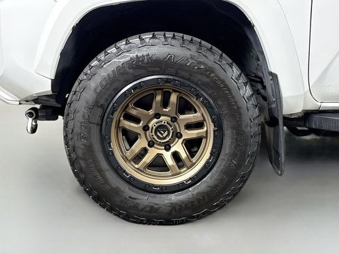 Used 2018 Toyota Tacoma SR5 AWD/4WD image 32