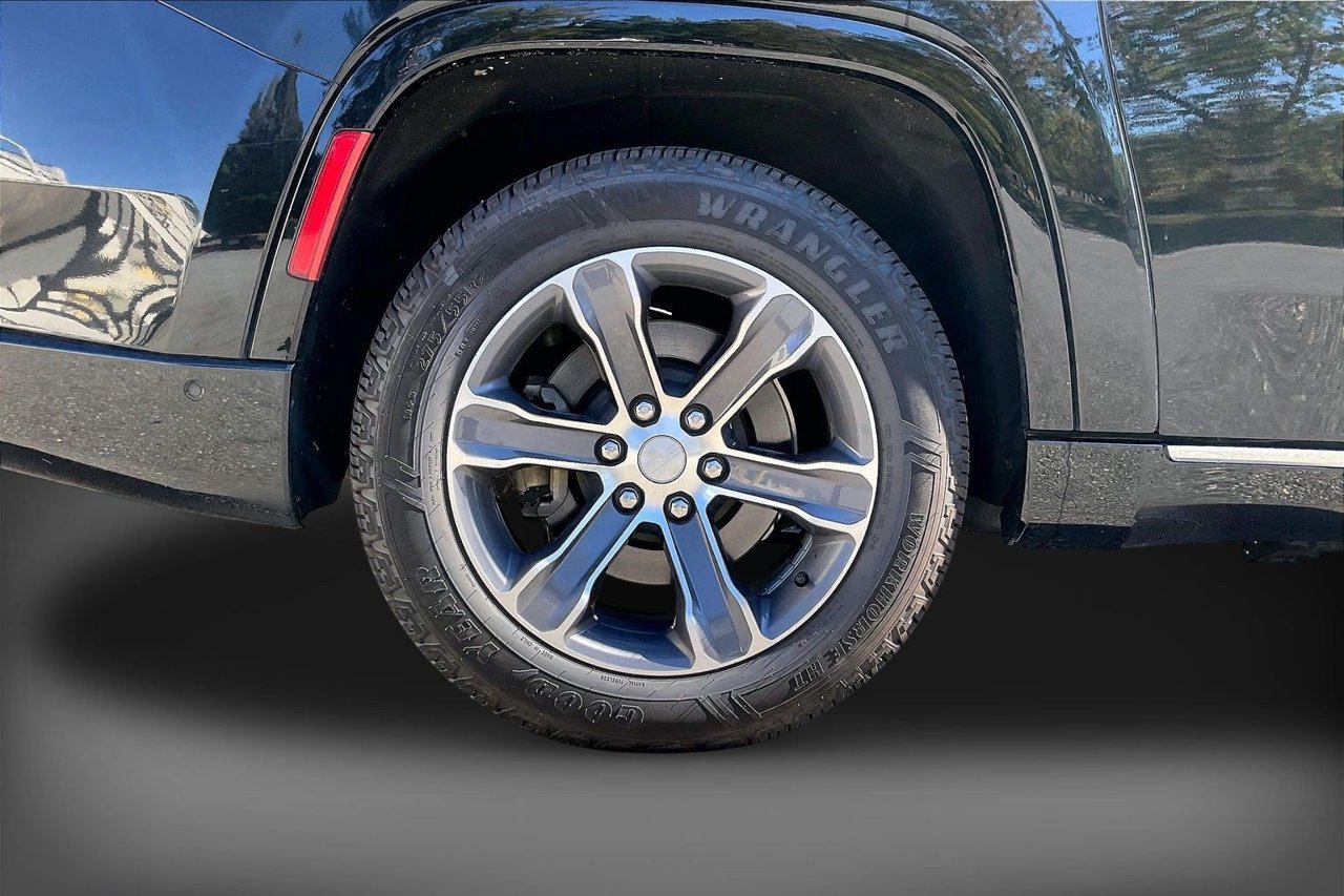 Certified 2024 Jeep Grand Wagoneer L 4WD image 38