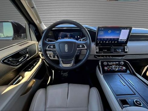 Used 2024 Lincoln Navigator Premiere AWD/4WD image 8