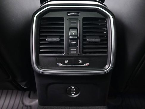 Used 2026 Porsche Macan AWD/4WD image 8