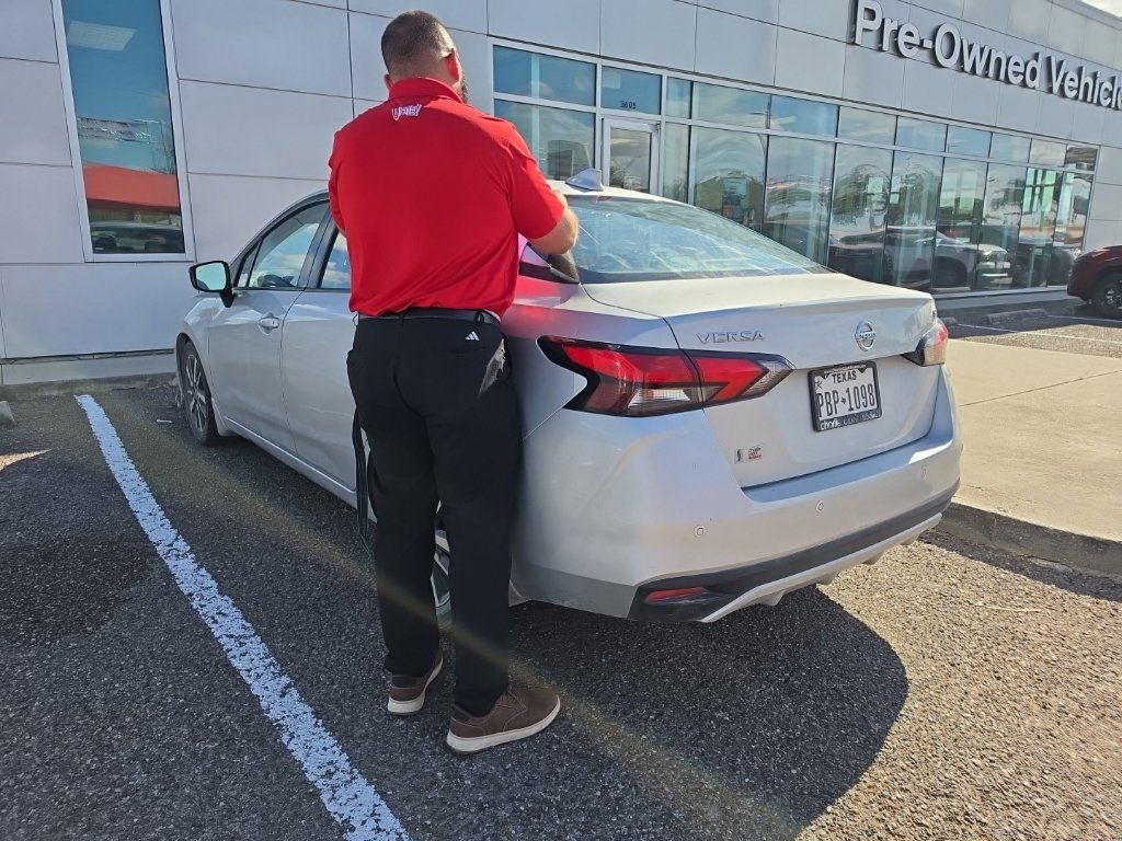 Used 2020 Nissan Versa SV FWD image 9