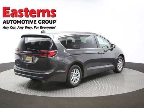 Used 2023 Chrysler Pacifica Touring-L image 40