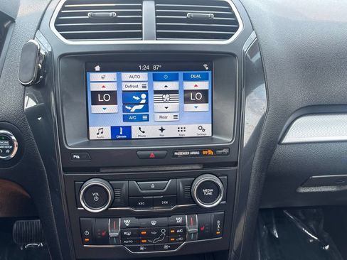 Used 2017 Ford Explorer XLT w/ Equipment Group 202A AWD/4WD image 14