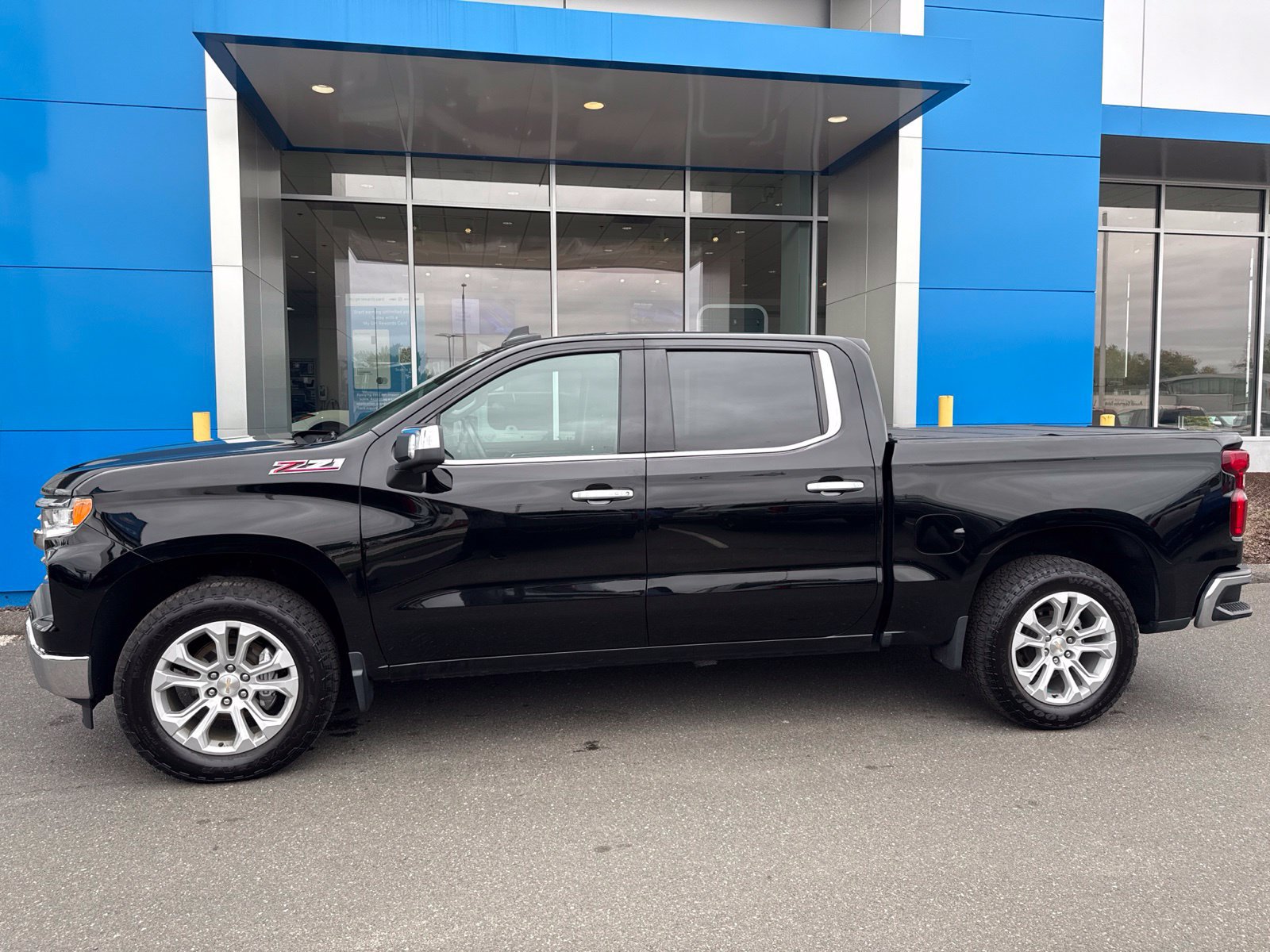 Used 2022 Chevrolet Silverado 1500 LTZ AWD/4WD image 9