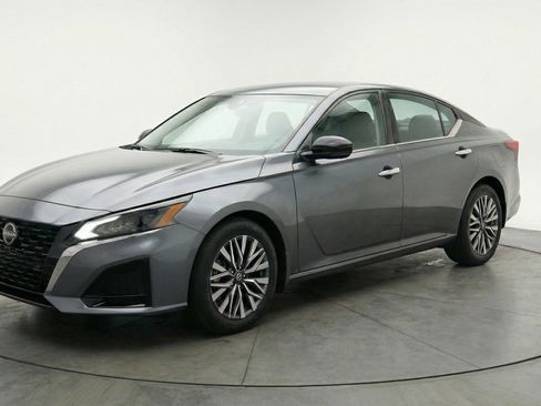 Used 2025 Nissan Altima 2.5 SV image 3