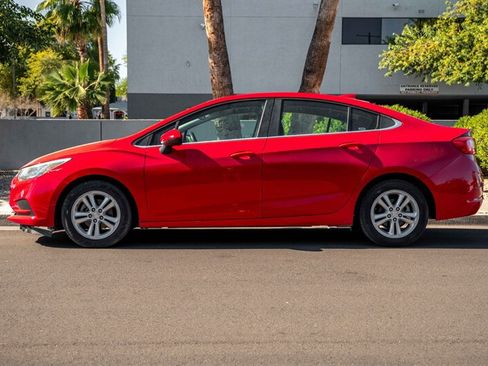 Used 2017 Chevrolet Cruze LT FWD image 2