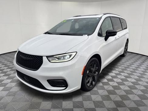 Used 2025 Chrysler Pacifica Limited image 18