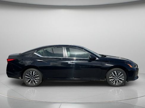 Used 2025 Nissan Altima 2.5 SV FWD image 8