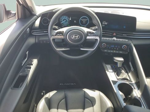 Used 2025 Hyundai Elantra Limited FWD image 12