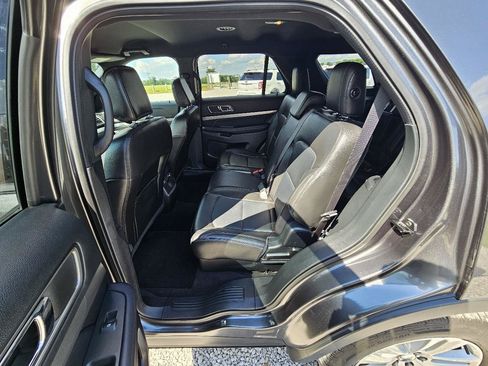 Used 2018 Ford Explorer XLT w/ Equipment Group 202A AWD/4WD image 18