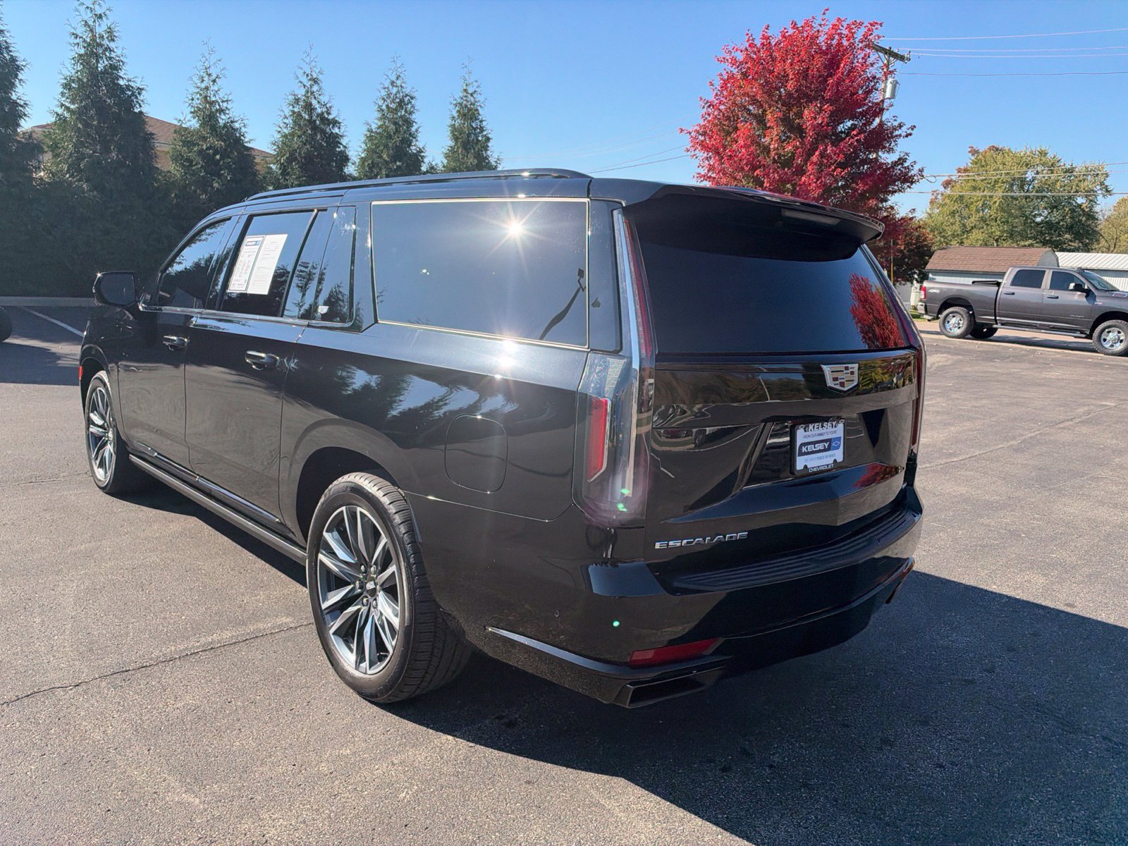 Used 2022 Cadillac Escalade ESV Sport Platinum w/ Heavy-Duty Trailer Package AWD/4WD image 3