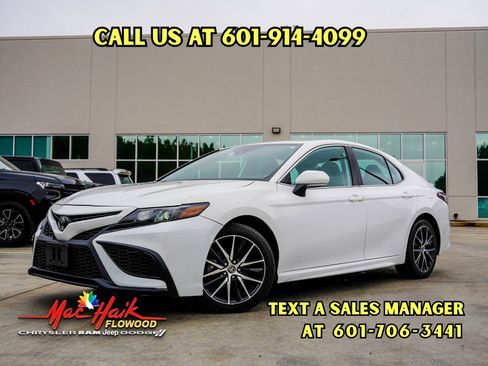 Used 2023 Toyota Camry SE image 1