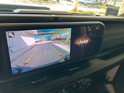 Used 2024 Jeep Gladiator Willys image 10