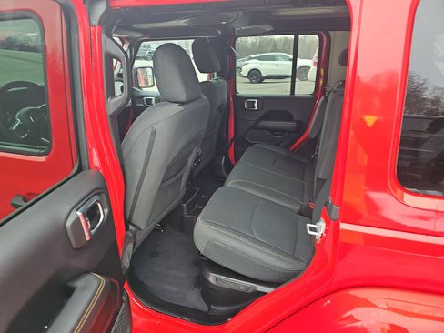 Used 2025 Jeep Wrangler Unlimited Sahara AWD/4WD image 13