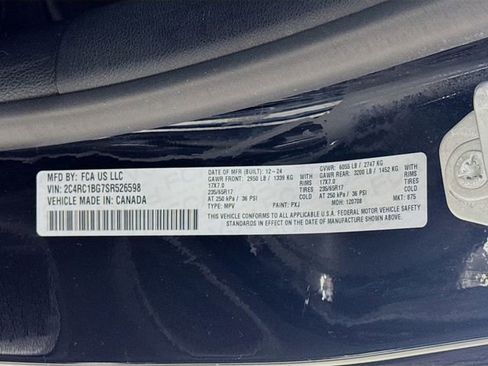 Used 2025 Chrysler Pacifica Select image 36