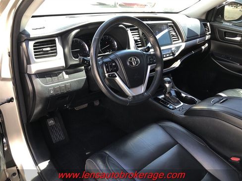 Used 2014 Toyota Highlander XLE FWD image 10