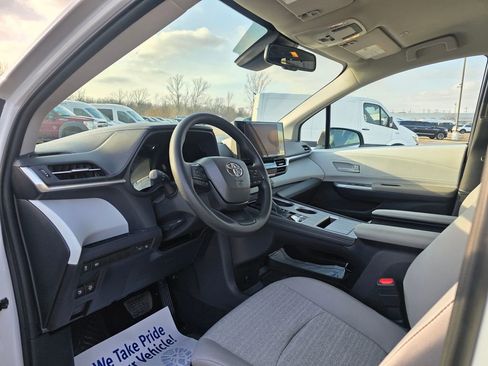 Used 2026 Toyota Sienna LE image 18