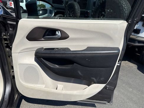 Used 2017 Chrysler Pacifica Touring FWD image 21