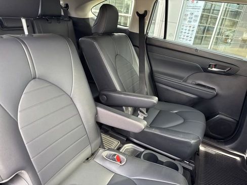 Used 2021 Toyota Highlander XLE image 34
