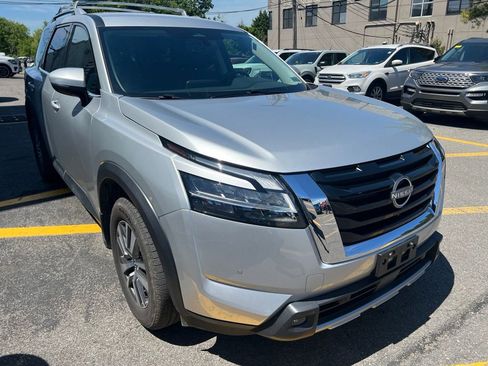 Used 2023 Nissan Pathfinder SL w/ Lighting Package (N92) AWD/4WD image 4