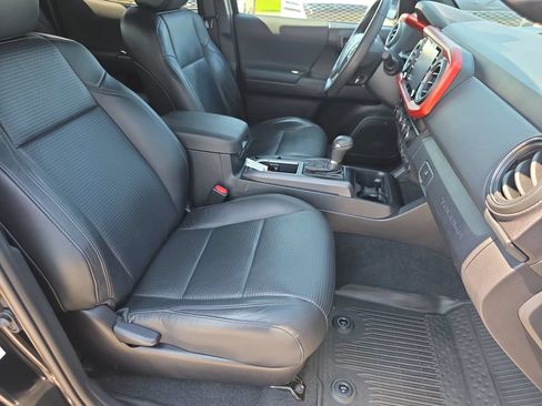 Used 2020 Toyota Tacoma TRD Sport w/ TRD Premium Sport Package AWD/4WD image 34