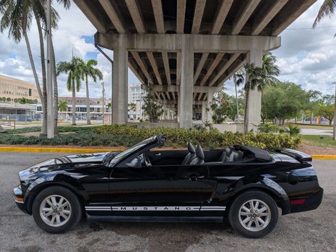 Used 2006 Ford Mustang Convertible image 9