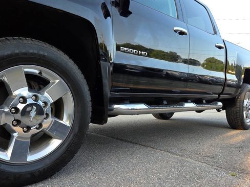 Used 2019 Chevrolet Silverado 2500 W/T w/ Snow Plow Prep Package AWD/4WD image 7