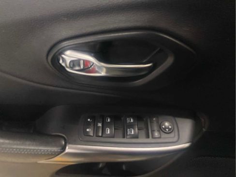 Used 2020 Jeep Cherokee Latitude Plus image 13