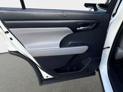 Used 2021 Toyota Highlander XLE image 11