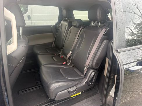 Used 2025 Kia Carnival FWD image 16