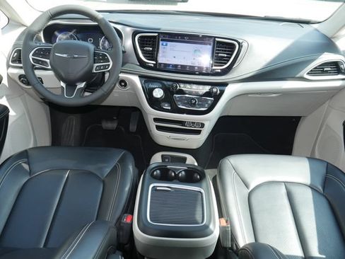 Used 2023 Chrysler Pacifica Touring-L FWD image 6