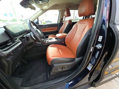 Used 2025 Kia Carnival EX image 13