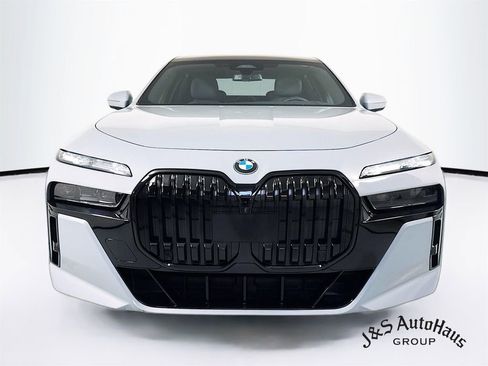 Used 2023 BMW 760i xDrive w/ Executive Package AWD/4WD image 2