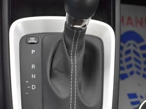 Used 2025 Hyundai Venue Limited FWD image 34