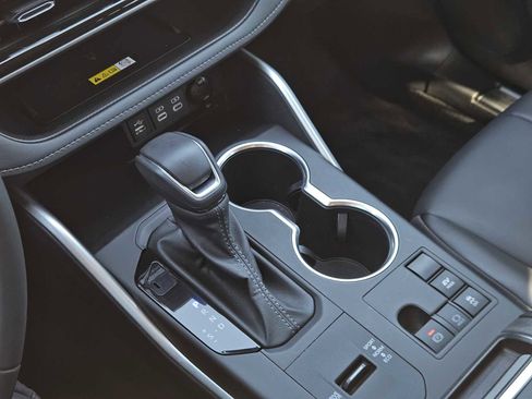 Used 2024 Toyota Highlander XLE image 20